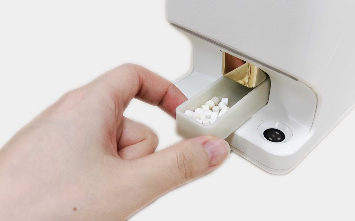 専用ピルケースに微小錠剤を吐出